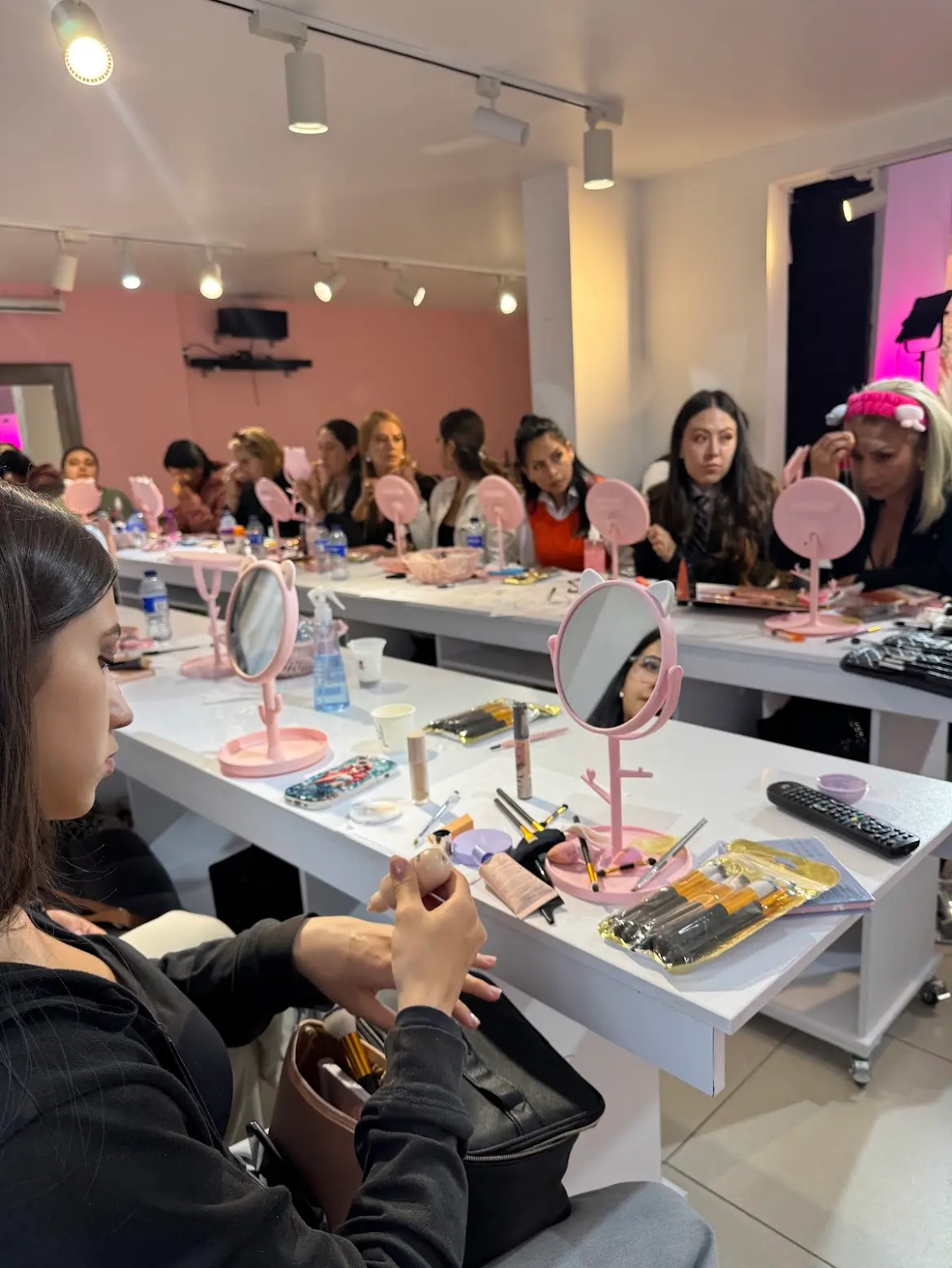 Taller de automaquillaje grupal — Belanz Beauty