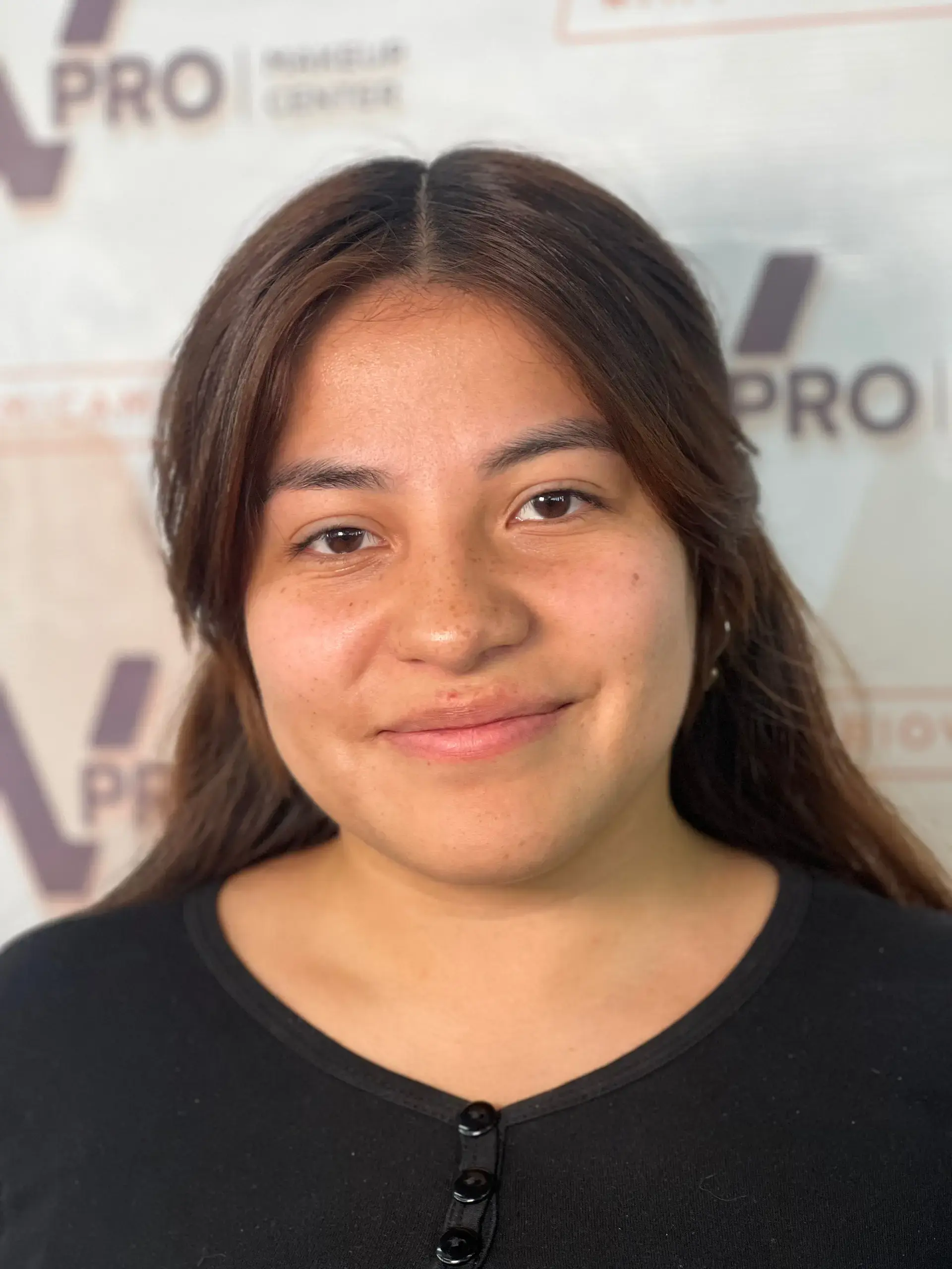 Maquillaje Smokey Eye suave con piel aterciopelada y reflejos dorados, look Belanz.