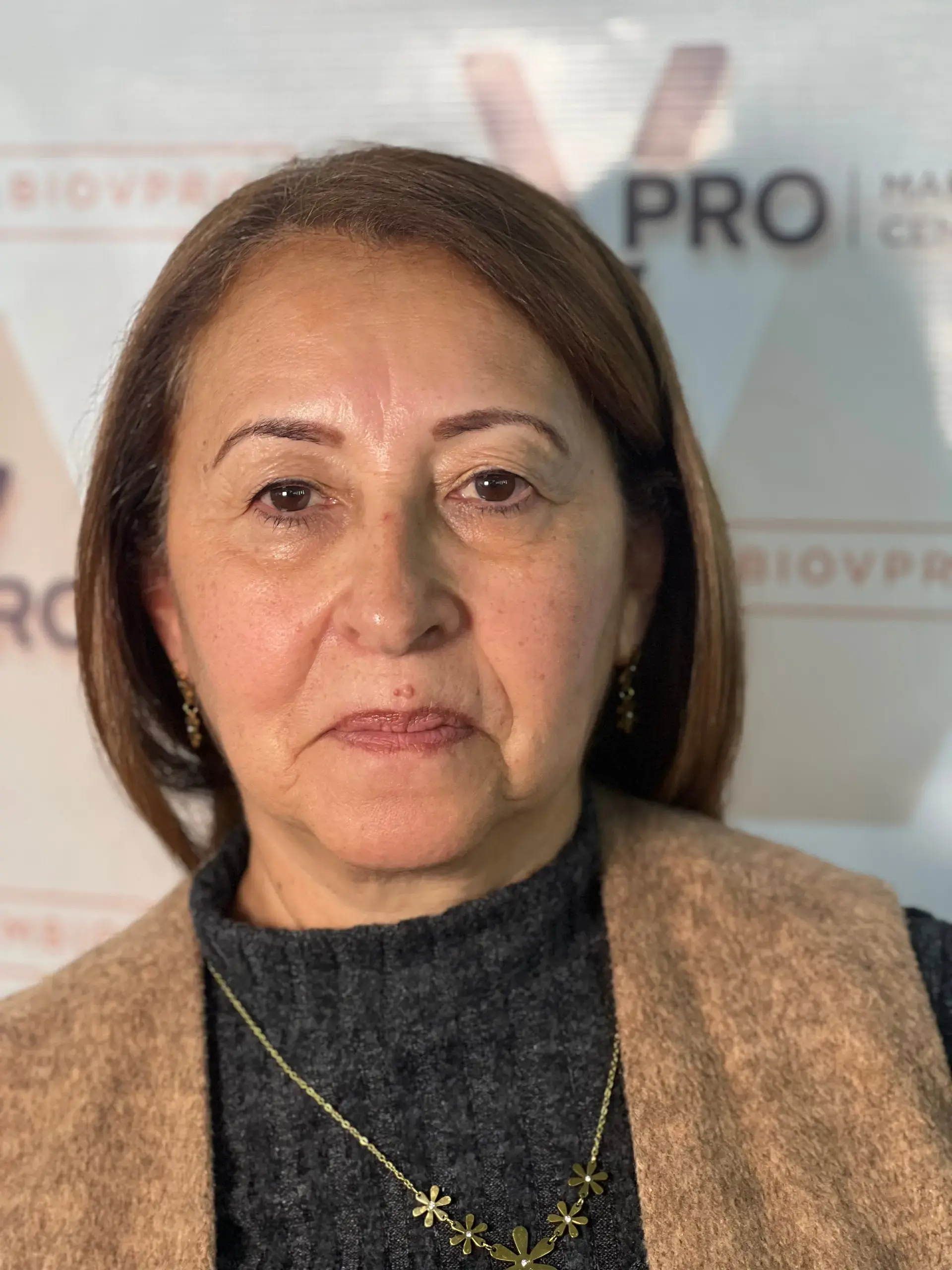 Maquillaje social para piel madura con tonos neutros y efecto reafirmante, Belanz.