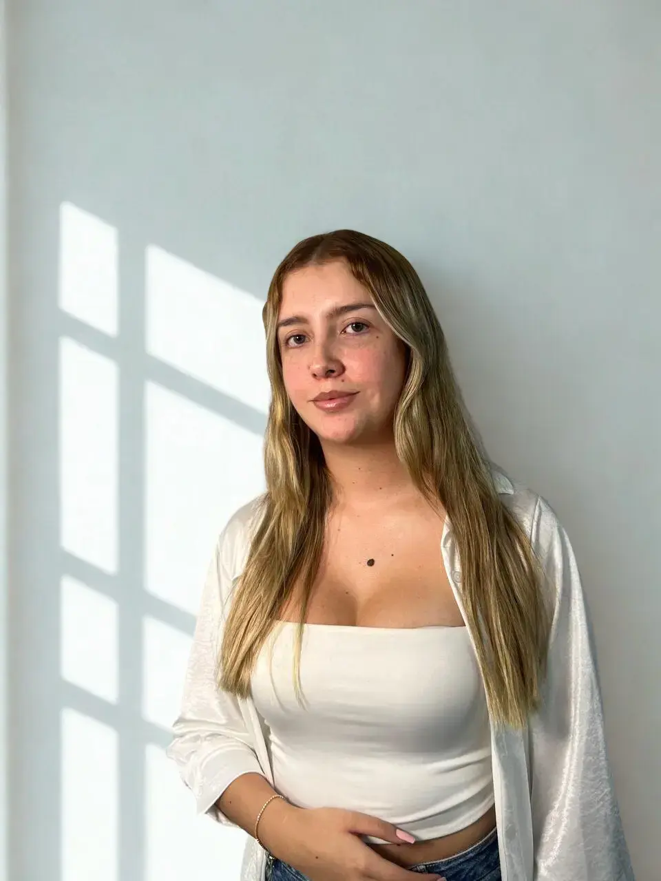 Maquillaje glam luminoso en Bogotá con ojos ahumados y labios nude, antes y después del look final.