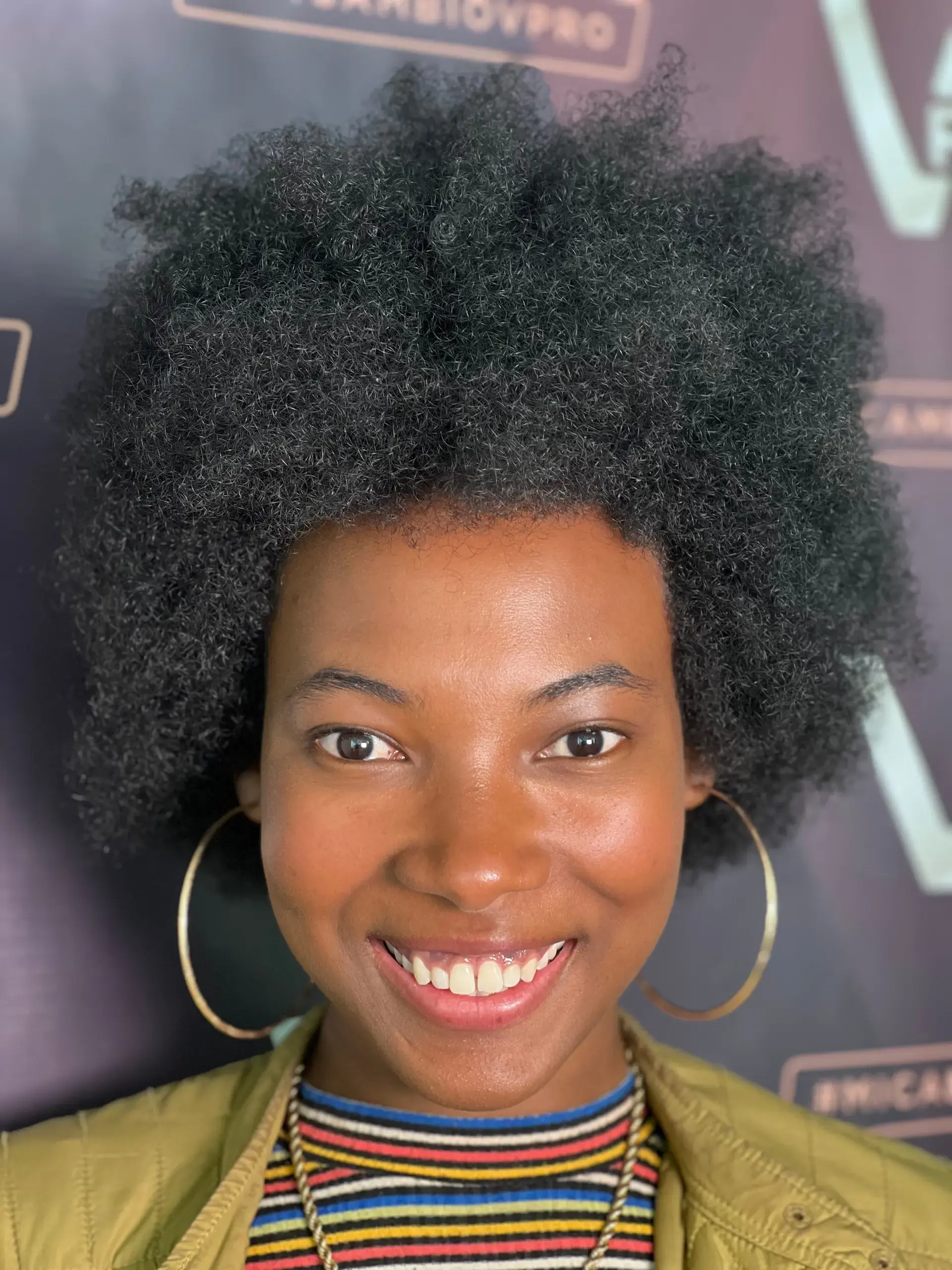 Maquillaje social para piel oscura con sombras rosadas y acabado satinado natural, Belanz Makeup Bogotá.