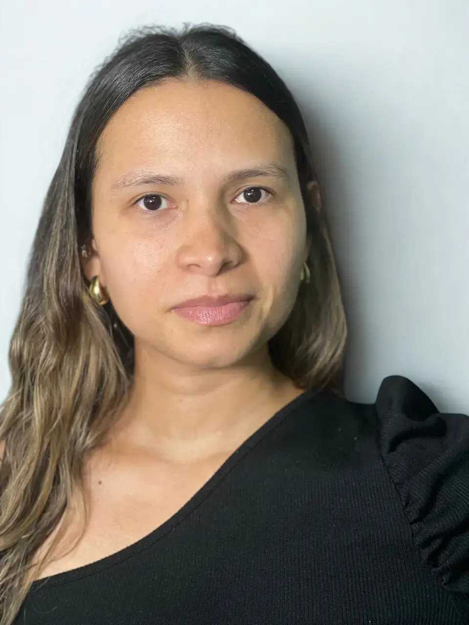 Maquillaje social clásico en Bogotá con ojos difuminados y labios nude satinado.