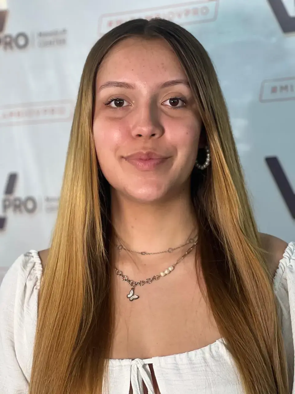 Maquillaje social con delineado difuminado y mejillas rosadas, transformación natural.